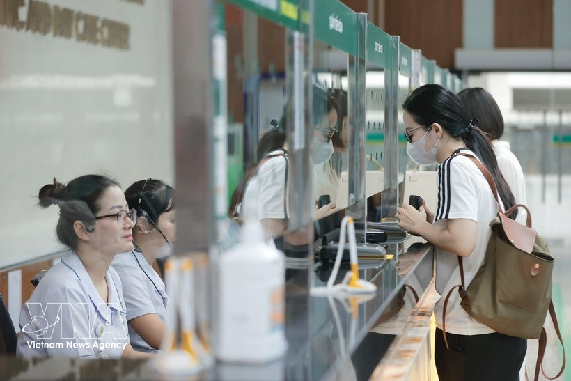 Patients register at the reception desk upon arrival for medical examination. (Photo: VNA)