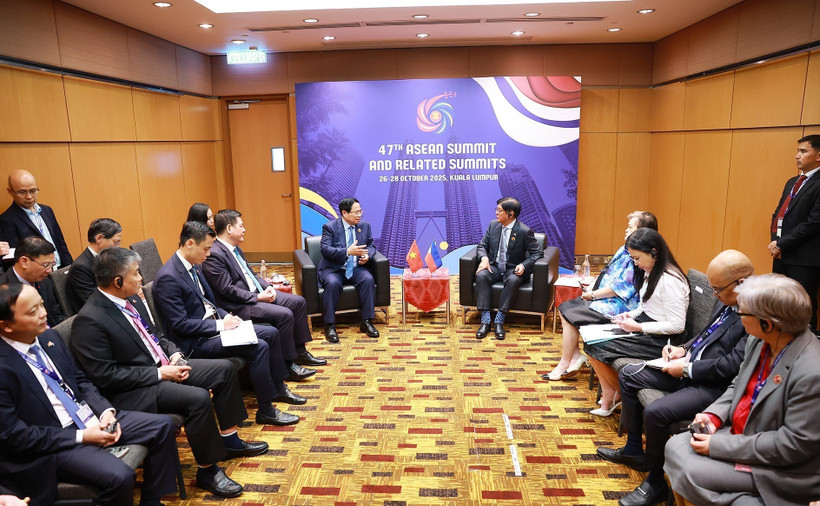 Prime Minister Pham Minh Chinh (left) meets with Philippine President Ferdinand Romualdez Marcos Jr on the sidelines of the 47th ASEAN Summit and related summits in Kuala Lumpur, Malaysia on October 27, 2025 (Photo: VNA)