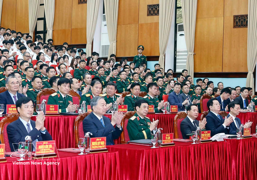 Party General Secretary To Lam (front, second, left) attends a meeting with the Military Technical Academy on March 17. (Photo: VNA)