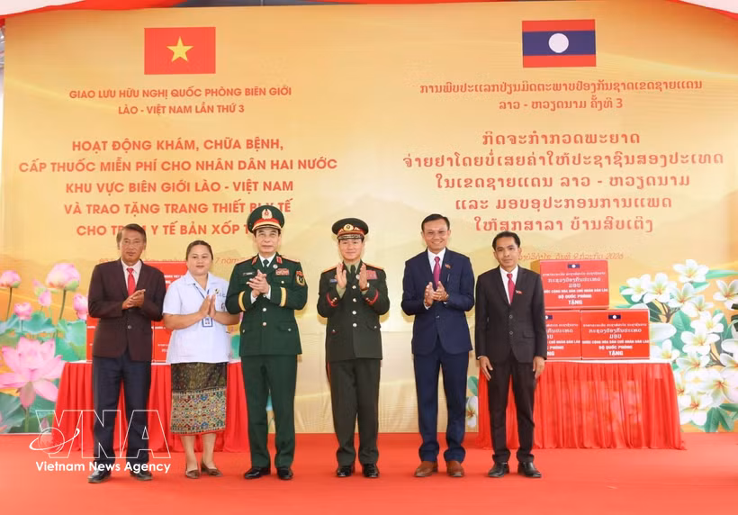 Deputy Prime Minister and Minister of National Defence General Phan Van Giang (3rd from left) and his Lao counterpart General Khamliang Outhakaysone (4th from left) in an activity held on July 9, 2026 as part of the third Vietnam – Laos Border Defence Friendship Exchange. (Photo: VNA)