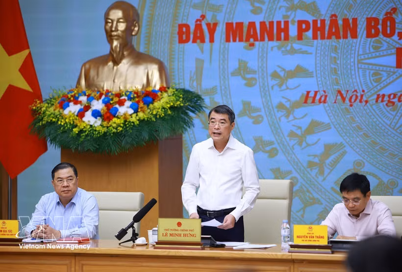 Prime Minister Le Minh Hung (centre) presides over the April 24 national conference on accelerating the allocation and disbursement of public investment capital in 2026. (Photo: VNA)