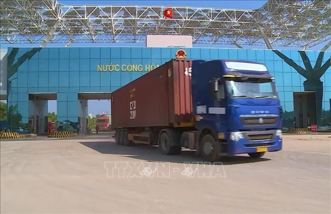 Imports and exports pass through Bac Luan II border gate in Mong Cai, Quang Ninh. (Photo: VNA) 