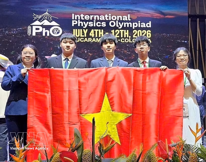 Vietnam’s five-member national team wins four gold medals and one silver medal at the 56th International Physics Olympiad 2026 (IPhO 2026). (Photo: VNA)