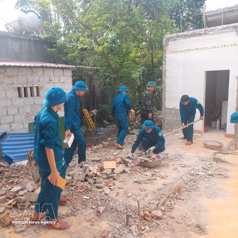 As of June 10, 2026, the Thanh Hoa provincial Military Command deploys 674 officers and soldiers to assist families eligible for the programme to replace temporary and dilapidated homes for the biological children of revolutionaries exposed to toxic chemicals, contributing a total of 4,592 workdays. (Photo: VNA)