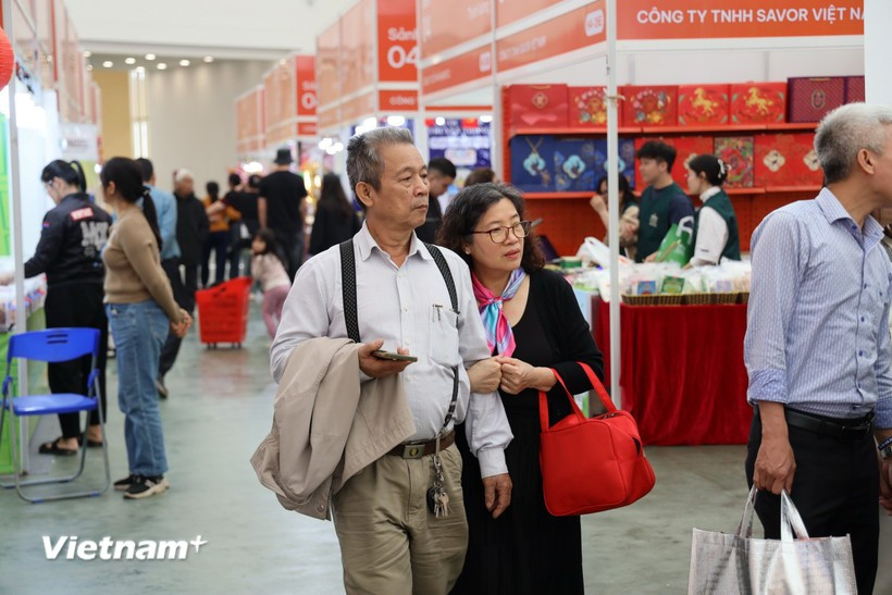 Customers at the Spring Fair 2026 in Hanoi (Photo: VNA)