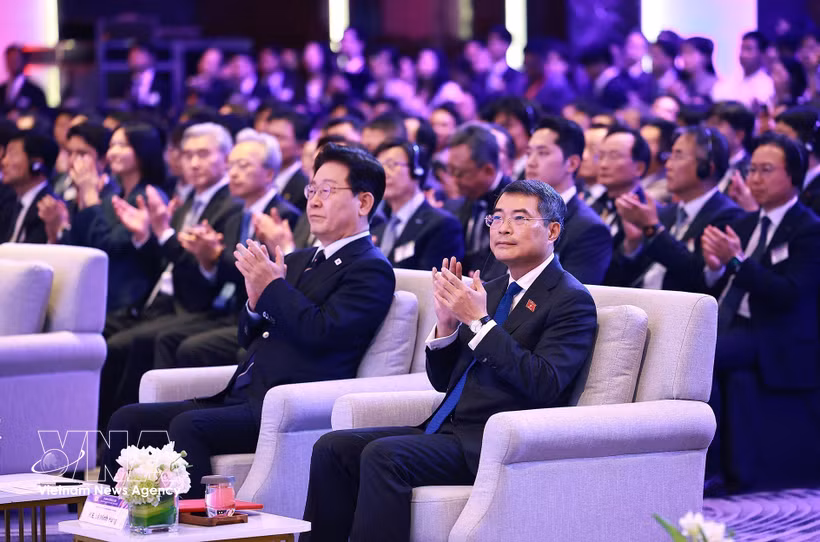 Prime Minister Le Minh Hung (right) and President of the Republic of Korea (RoK) Lee Jae Myung attend the Vietnam – RoK Economic Forum in Hanoi on April 23 (Photo: VNA)