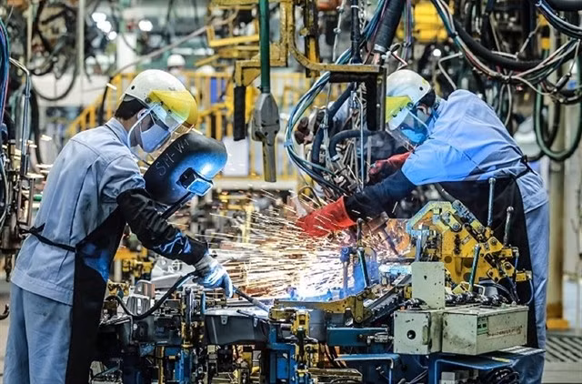 Vietnamese manufacturers again registered growth of production in December, extending the current sequence of expansion to eight months. (Photo vneconomy.vn)