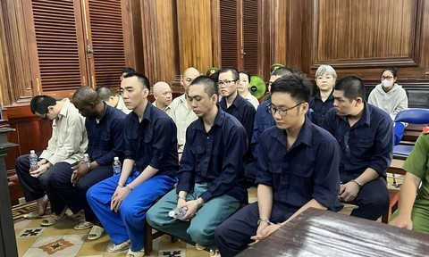 The defendants at the court (Photo: congan.com.vn)