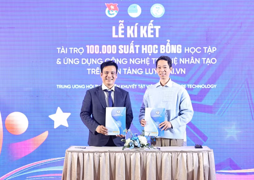 Pham Van Thanh (left), President of the Vietnam Association of Youth with Disabilities, signs cooperation agreements with JMB Vietnam and InfoRe Technology to sponsor 100,000 scholarships for training in the use of AI tools on the LuyenAI.vn platform. (Photo: VNA)