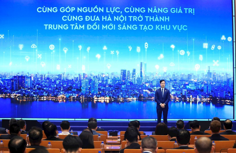 Tran Quang Hung, Chairman of the Board of Directors of HIC, presents the company’s operating model at the launch event. (Photo: hanoimoi.vn)