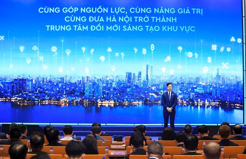 Tran Quang Hung, Chairman of the Board of Directors of HIC, presents the company’s operating model at the launch event. (Photo: hanoimoi.vn)
