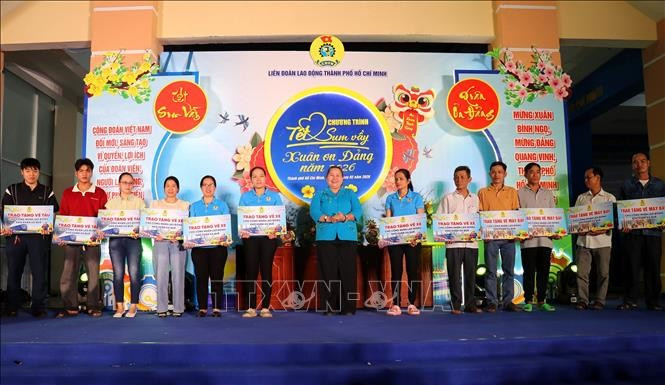 Workers in Ho Chi Minh City receive free coach fares on the occasion of Lunar New Year 2026. (Photo: VNA)