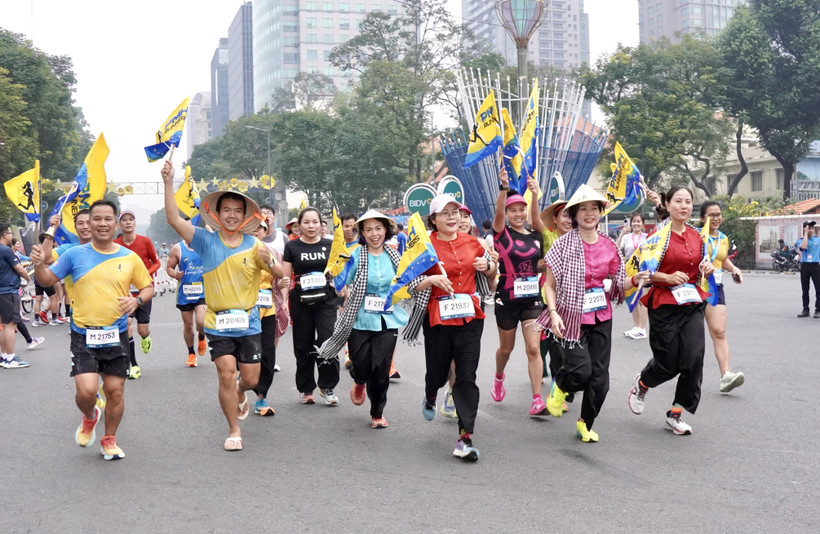 Runners join the 13th Ho Chi Minh City Marathon, which kicks off on Le Duan street on the morning of January 11. (Photo: VNA)