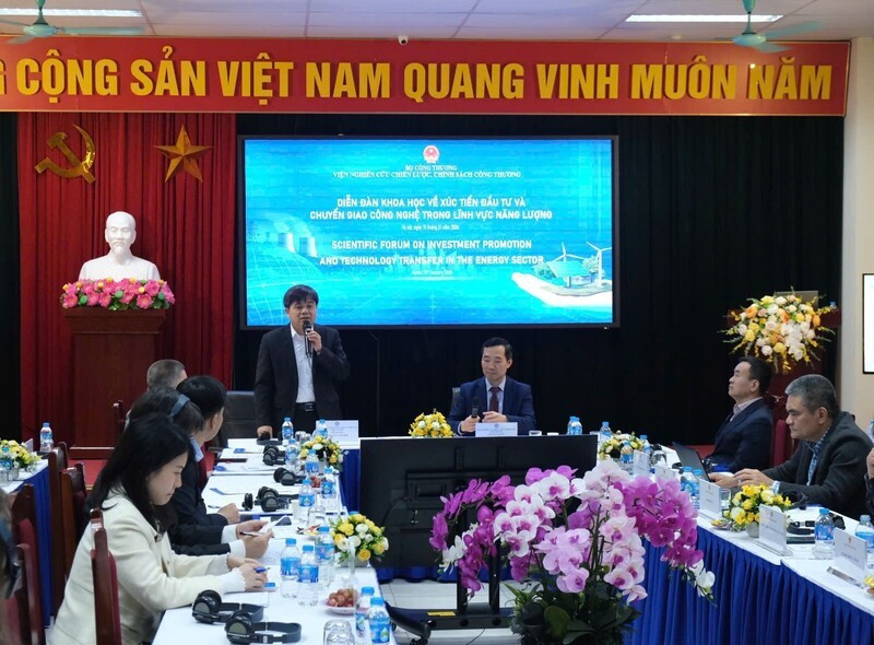 An overview of scientific forum on investment promotion and technology transfer in the energy sector (Photo: congthuong.vn) 