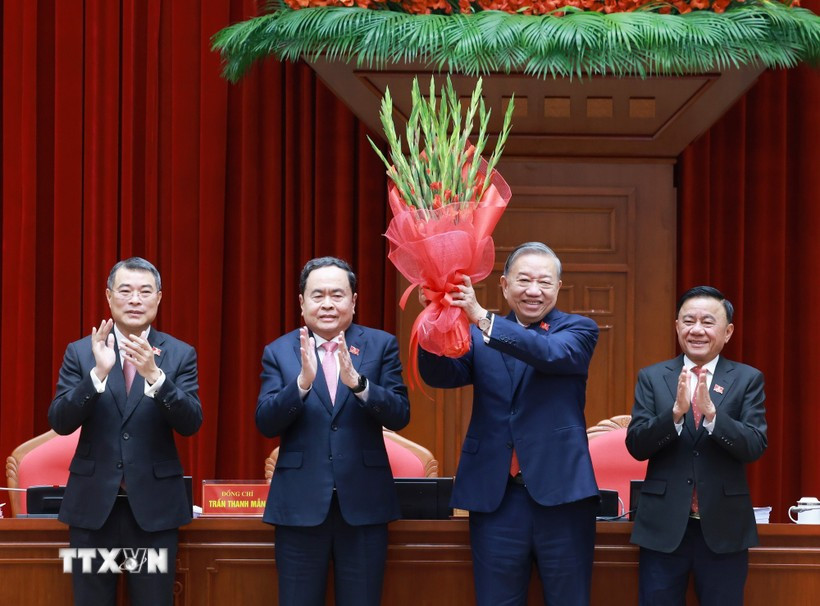 General Secretary of the 13th Party Central Committee To Lam (second, right) is re-elected as the Party chief for the 2026 – 2031 term at the first meeting of the 14th Party Central Committee on January 23 morning. (Photo: VNA)