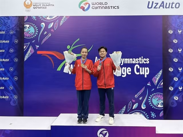 Nguyen Thi Quynh Nhu (left) and Nguyen Van Khanh Phong pose with their medals at the FIG World Challenge Cup 2026. (Photo courtesy of Minh Sang)