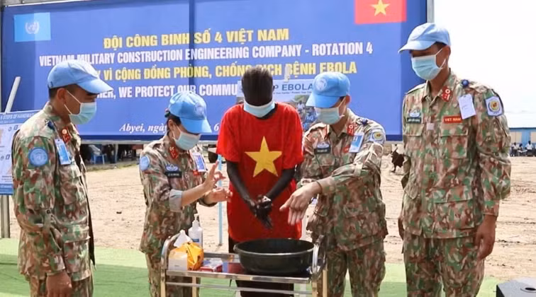Vietnamese military doctors and medical staff provided hands-on guidance, helping a local student familiarise with proper medical-grade disinfection procedures (Photo: nhandan.vn) 