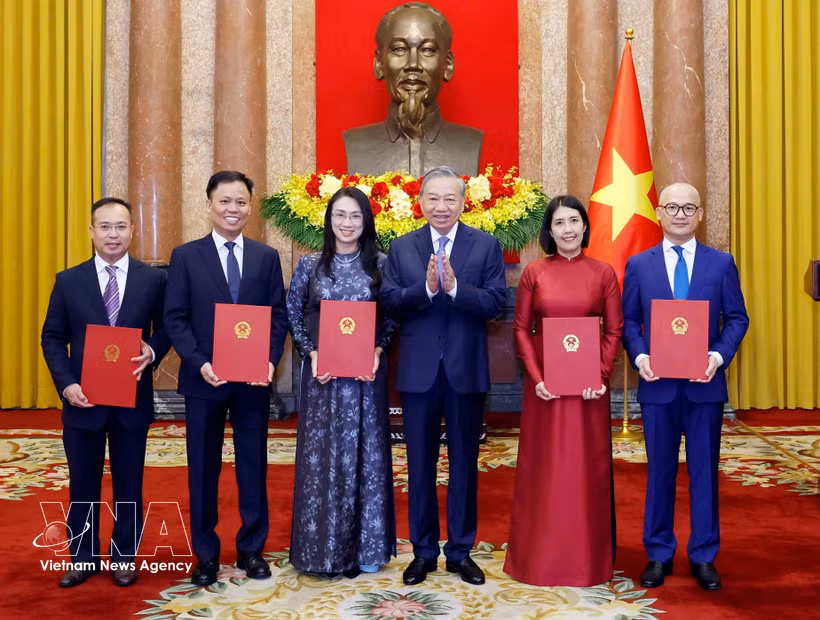 Party General Secretary and State President To Lam presents appointment decisions to five ambassadors of Vietnam to overseas postings at a ceremony in Hanoi on April 28, 2026. (Photo: VNA)