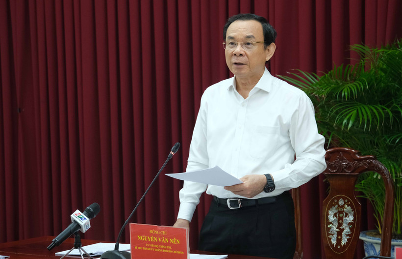 Politburo member and standing member of the subcommittee responsible for drafting the Congress documents Nguyen Van Nen (Photo: VNA)