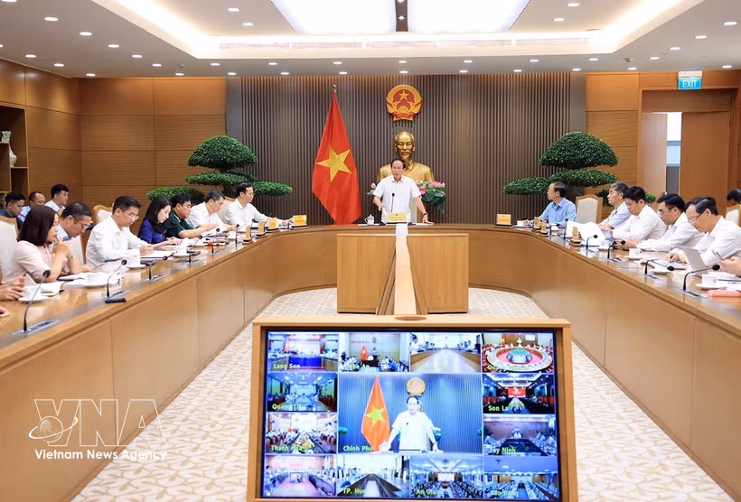 Deputy Prime Minister Le Tien Chau chairs the meeting of the Steering Committee for building inter-level boarding schools in border communes on August 14. (Photo: VNA)