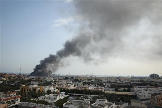 Smoke rises after an Iranian missile struck the headquarters of the US Navy's 5th Fleet in Manama, Bahrain, on February 28, 2026. (Photo: AA/VNA)