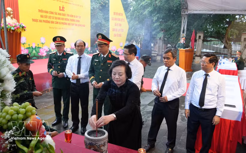 Deputy PM Pham Thi Thanh Tra and officials offer incense at the ceremony (Photo: VNA)