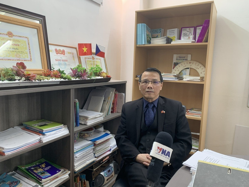 Dr Nguyen Duy Nhien, an OV intellectual working in the Czech Republic, grants an interview to the Vietnam News Agency. (Photo: VNA)