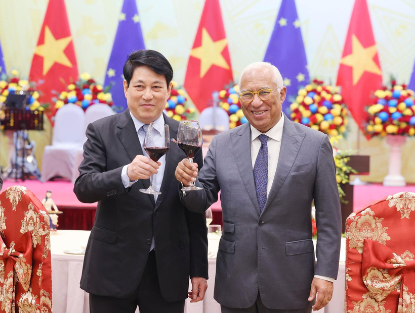 State President Luong Cuong (L) hosts a banquet in Hanoi on the evening of January 29 in honour of President of the European Council (EC) António Costa. (Photo: VNA)