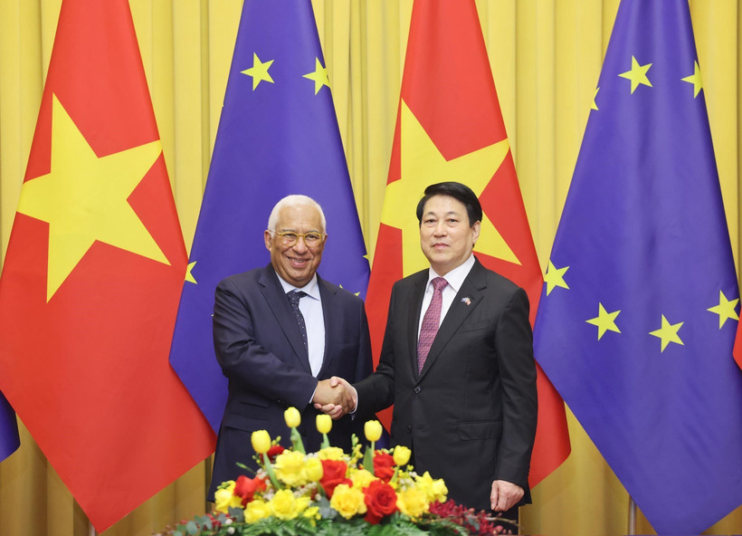 Vietnamese State President Luong Cuong (R) welcomes President of the European Council António Costa in Hanoi. (Photo: VNA)