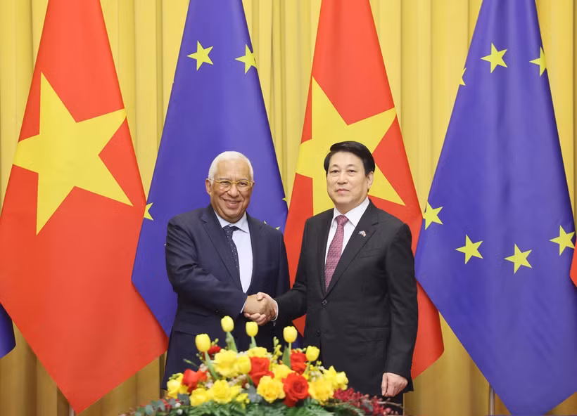 Vietnamese State President Luong Cuong (R) welcomes President of the European Council António Costa in Hanoi. (Photo: VNA)
