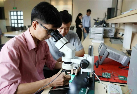 Lecturers and students at a microcircuit and high-frequency systems laboratory of Ho Chi Minh City University of Technology (Photo: thanhnien.vn)