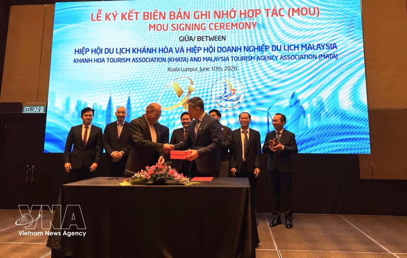 The Khanh Hoa Tourism Association and the Malaysia Tourism Agency Association (MATA) sign a memorandum of understanding aimed at strengthening tourism exchanges and business partnerships. (Photo: VNA)