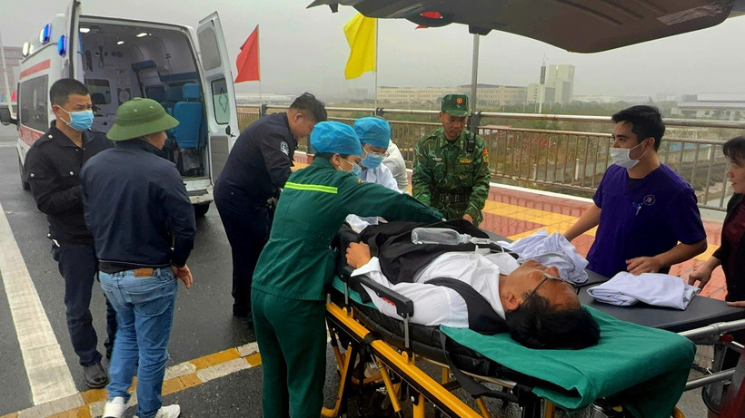 A green lane is opened to transport a Chinese man to China for medical treatment (Photo: VNA)