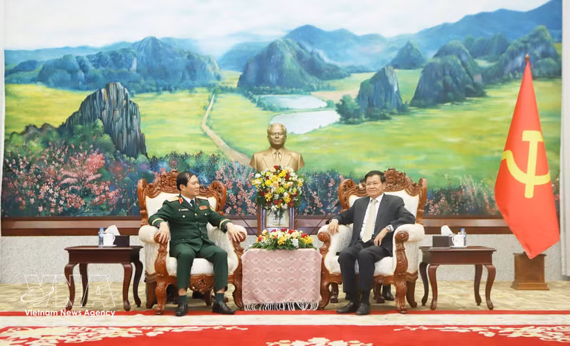 General Secretary of the Lao People's Revolutionary Party (LPRP) Central Committee and President of Laos Thongloun Sisoulith (right) receives General Nguyen Tan Cuong, Chief of the General Staff of the Vietnam People’s Army and Deputy Minister of National Defence, on April 22. (Photo: VNA)