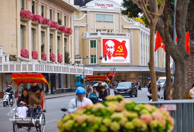 Hanoi is adorned with flowers, flags, banners, and panels to celebrate the 14th National Party Congress. (Photo: VNA)