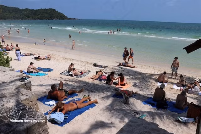 Foreign tourists on a beach in Phu Quoc. Phu Quoc will launch English training courses for local vendors, taxi drivers, tourism and service workers from September as part of preparations for the APEC 2027 Economic Leaders’ Week. (Photo: VNA)