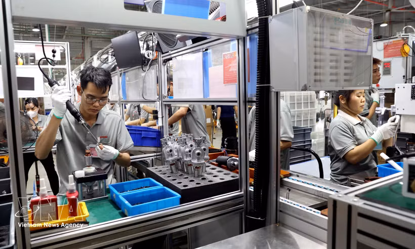 Workers manufacture products at Keystone Electrical Vietnam Co., Ltd. in the Lien Ha Thai industrial park. (Photo: VNA)