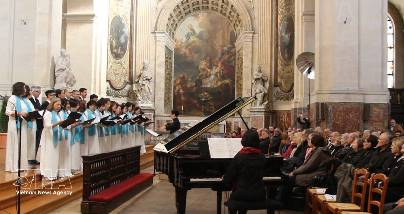 Que Huong (Homeland) Choir performs at the 28th International Choir Festival of Paris at Saint Roch Cathedral. (Photo: VNA)