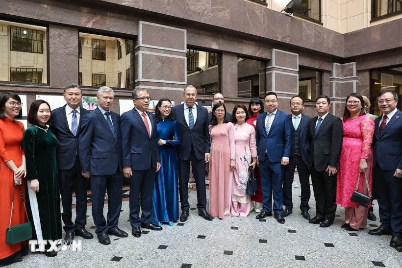 Members of the Vietnamese Embassy in Russia and Russian Foreign Minister Sergey Lavrov in a group photo (Photo: VNA)