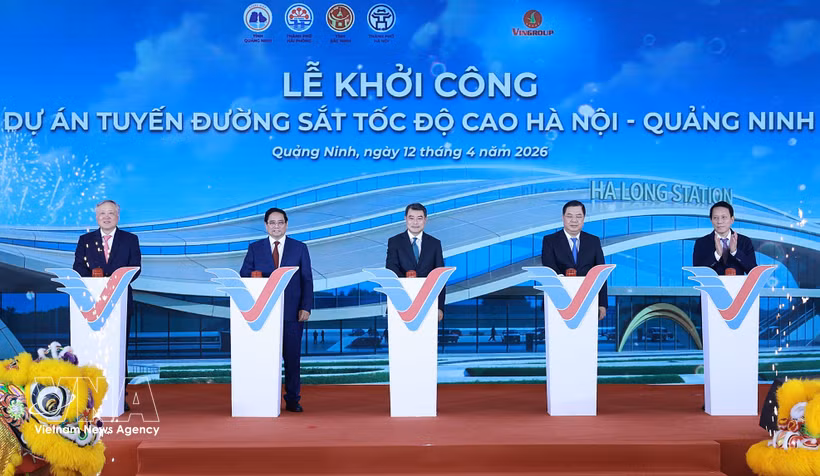 Prime Minister Le Minh Hung (third, left) and delegates press buttons to start the project (Photo: VNA)