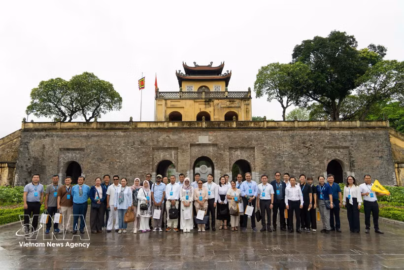 Delegates attending the ASEAN City Leaders Conference 2026 visit the Imperial Citadel of Thang Long on June 9. (Photo: VNA)