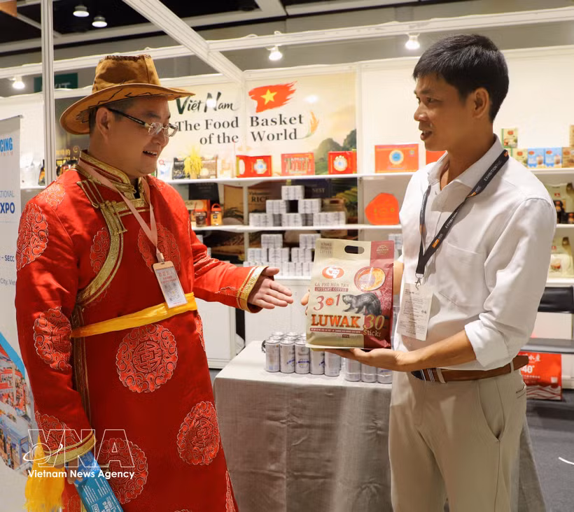 A visitor explores Vietnamese coffee at the expo. (Photo: VNA)