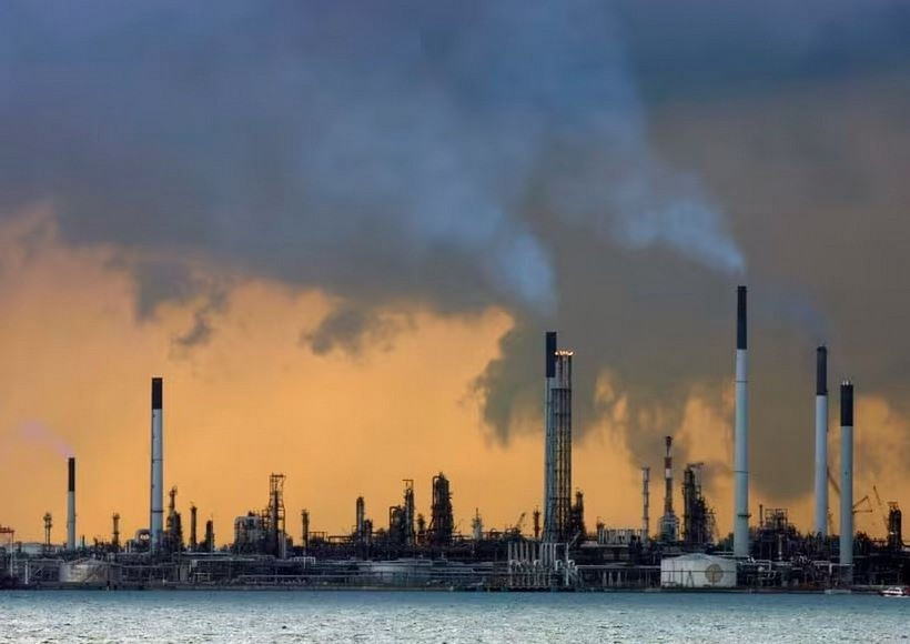 An offshore oil refinery facility off the coast of Singapore. (Photo: Reuters)