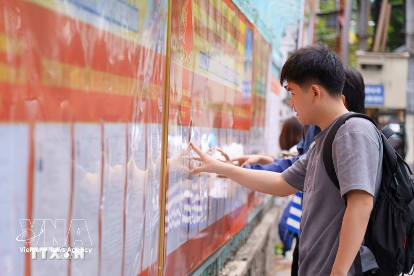 Students at the University of Technology and Education - The University of Danang study the list of candidates posted at the university. (Photo: VNA)