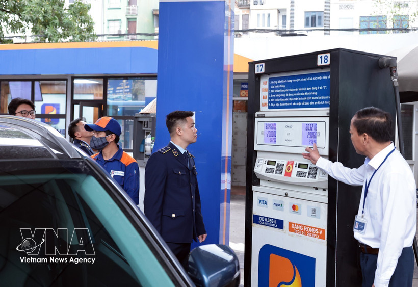 Team 2 of the Hanoi Market Surveillance Sub-department inspects operations of a Petrolimex petrol station on Tran Quang Khai street (Photo: VNA)