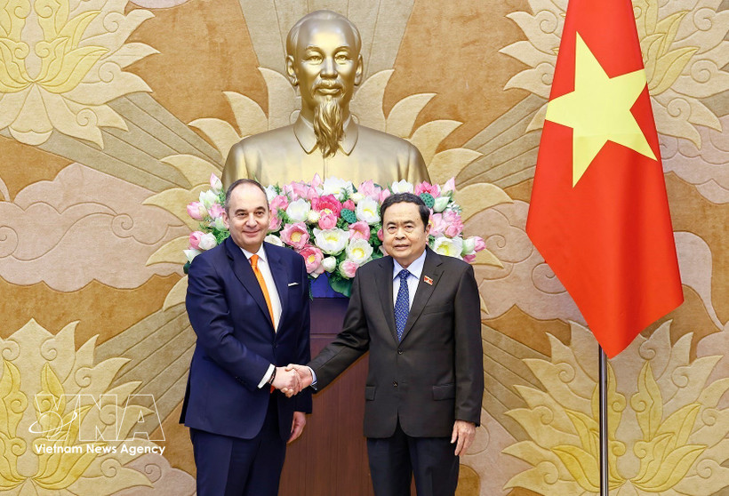 National Assembly Chairman Tran Thanh Man (right) receives First Vice President of the Hellenic Parliament Ioannis Plakiotakis in Hanoi on March 2. (Photo: VNA)