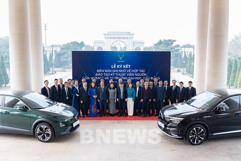 VinFast will provide each university with two electric cars, along with practical equipment and training materials on electric vehicle repair techniques that meet official standards (Photo: VNA)
