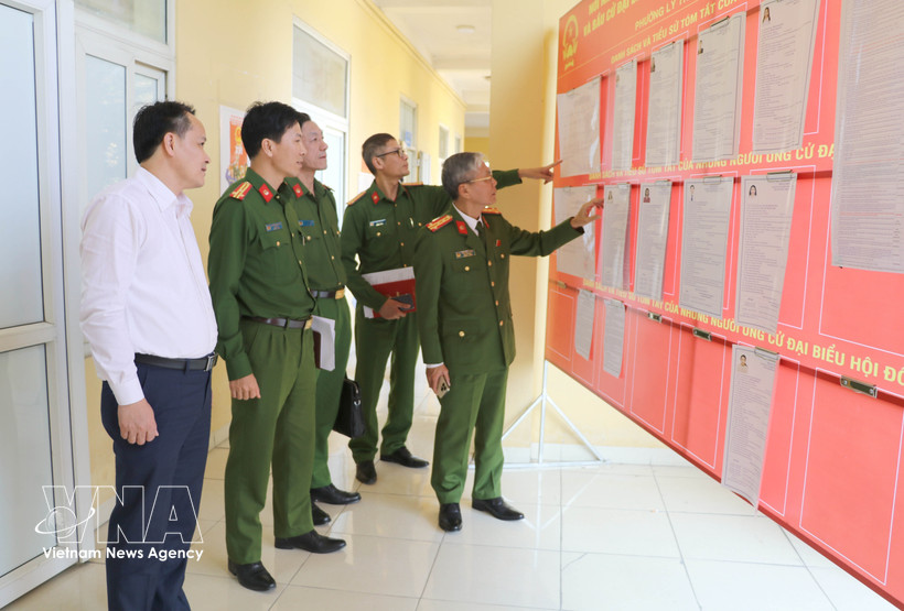 A delegation from the Department of Public Security of Ninh Binh inspect election preparations at Detention Centre No.2 in Ly Thuong Kiet ward. (Photo: VNA)