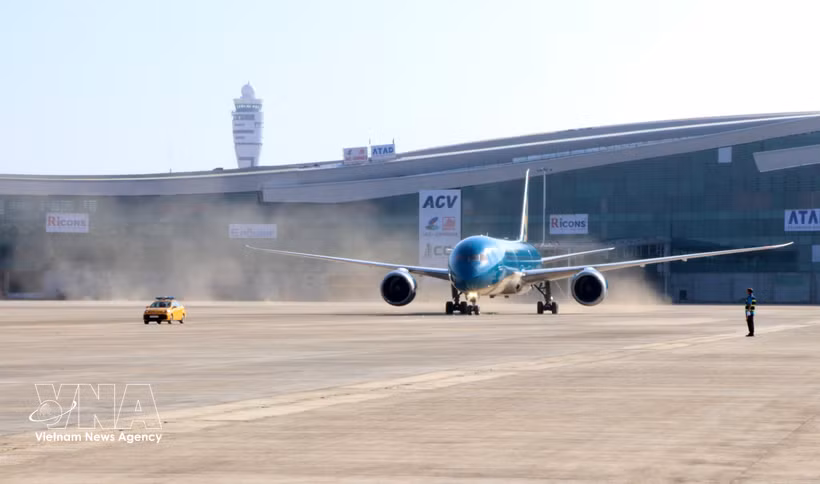 A Boeing 787 aircraft of Vietnam’s national flag carrier, Vietnam Airlines, lands on its first flight at Long Thanh International Airport. (Photo: VNA)