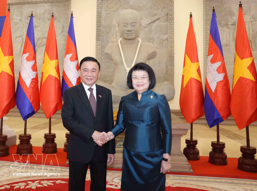 Politburo member and Permanent member of the Communist Party of Vietnam Central Committee’s Secretariat Tran Cam Tu (left) meets with President of the Cambodian National Assembly Samdech Khuon Sudary in Phnom Penh on April 10. (Photo: VNA)